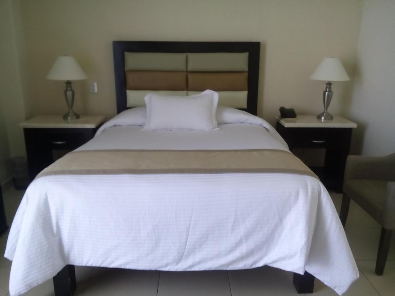 Hotel Y Suites Maria Fernanda Zitácuaro Eksteriør billede